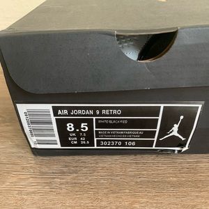 Hey I’m saling my Mikes Size 8.5 they Grey,black,and white messege me